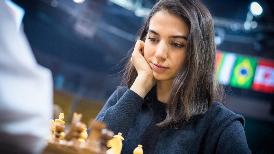 ajedrez-sara-khadem-sin-pañuelo-900x506 Ajedrez y política en el Campeonato Mundial de Rápidas y Relámpago