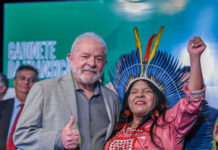 El ya presidente Luiz Inácio Lula da Silva al anunciar como ministra de los Pueblos Indígenas a Sonia Guajajara, una lideresa indígena que fue elegida como diputada en octubre y aceptó encabezar el nuevo ministerio que eleva a los pueblos originarios al poder en Brasil © Ricardo Stuckert / Fotos Públicas