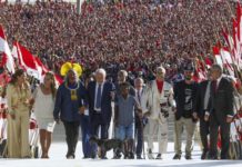 El presidente Luiz Inácio Lula da Silva, acompañado del líder indígena Raoni Metuktire, una mujer y un niño negros y dos discapacitados, en el acto simbólico de su toma de posesión. © Tania Rêgo / Agência Brasil