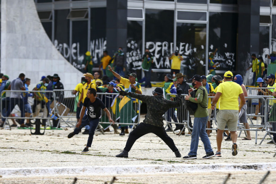 manifestantes-invadem-congresso-stf-e-palacio-do-planalto-900x600 Primeras condenas por el intento de golpe de Estado de Bolsonaro en Brasil