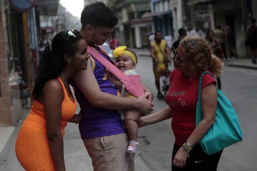 Familia-calle-La-Habana-©-Jorge-Luis-Baños-IPS--900x600 Cuba: la licencia de paternidad no cuaja entre los hombres