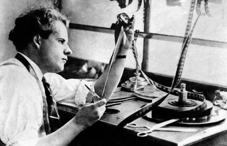 Sergei-Eisenstein-revisa-fotogramas-900x579 Recordando al creador del «Acorazado Potemkin»