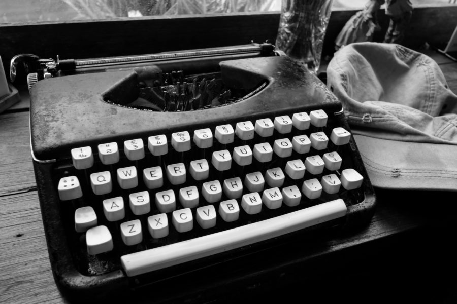 maquina-escribir-bn-900x600 El lenguaje periodístico y su uso por los científicos