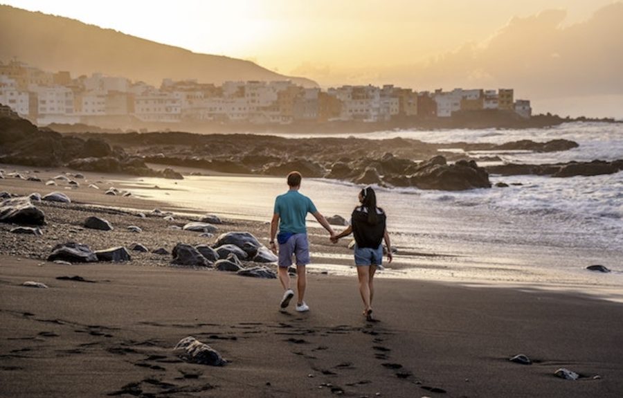 tenerife-playas-pareja-900x575 Tenerife, la joya del Atlántico: la guía definitiva para disfrutar de la isla