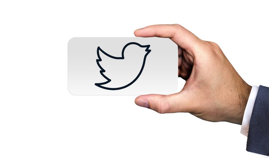 twitter-logo-mano-900x530 Diez consejos para crear contenido que potencie la estrategia de marketing de Twitter para tu pequeña empresa