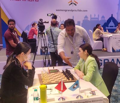 ajedrez-fide-femenino-nueva-delhi-saludo-24abr2023 Caótico Gran Premio Femenino de Ajedrez por parte de FIDE