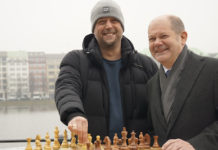 El actual canciller alemán Olaf Scholz ante un tablero de ajedrez junto al cantante Smudo