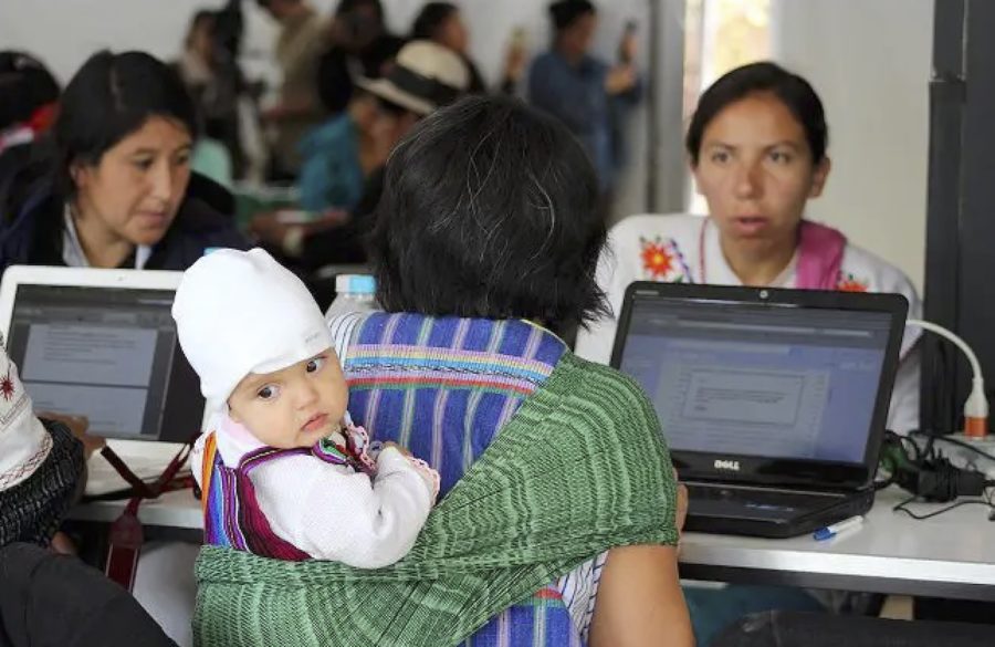 asociación-progreso-comunicaciones-con-mujeres-©-apc-900x585 América Latina: la discriminación a mujeres acrecenta la brecha digital de género