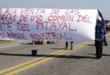 La comunidad Puente Madera, del municipio de San Blas Atempa, en el sureño estado mexicano de Oaxaca, rechaza la venta de tierras a un parque industrial en esa localidad, uno de los 10 proyectos en el Corredor Interoceánico del Istmo de Tehuantepec, como se observa en una protesta de febrero de 2022. © APIIDTT