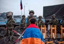 Manifestante armenio se manifiesta ante las tropas rusas de paz en Nagorno-Karabaj