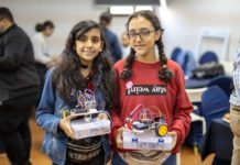 Dos de las participantes en un taller de agencias de las Naciones Unidas para niñas y jóvenes de los Estados árabes sobre aprender a programar y construir robots. ONU Mujeres propone, entre las tareas para cerrar la brecha digital de género, que se estimule a las estudiantes a tomar carreras de ciencia, tecnología e ingeniería. © Emad Karim/ONU Mujeres