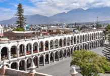 Perú, Arequipa, edificios coloniales y arcos de piedra sillar blanca en la Plaza de Armas 7OCT2018