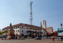 Zimbabue, Bulawayo, calle de la segunda ciudad más grande del país africano, 27OCT2014