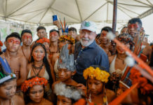 El presidente Luiz Inácio Lula da Silva durante su participación en una asamblea indígena em Roraima, en el extremo norte de Brasil, el 13 de enero. Ocho dias después volvió a Roraima, para conocer em el terreno la tragedia del pueblo yanomami, de hambre y muertes provocadas por la invasión de los mineros ilegales, y ordenar su expulsión. © Agencia Brasil Ricardo Stuckert