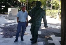 En Cádiz, la estatua de Carlos Edmundo de Ory se baja de su pedestal para mezclarse con la gente