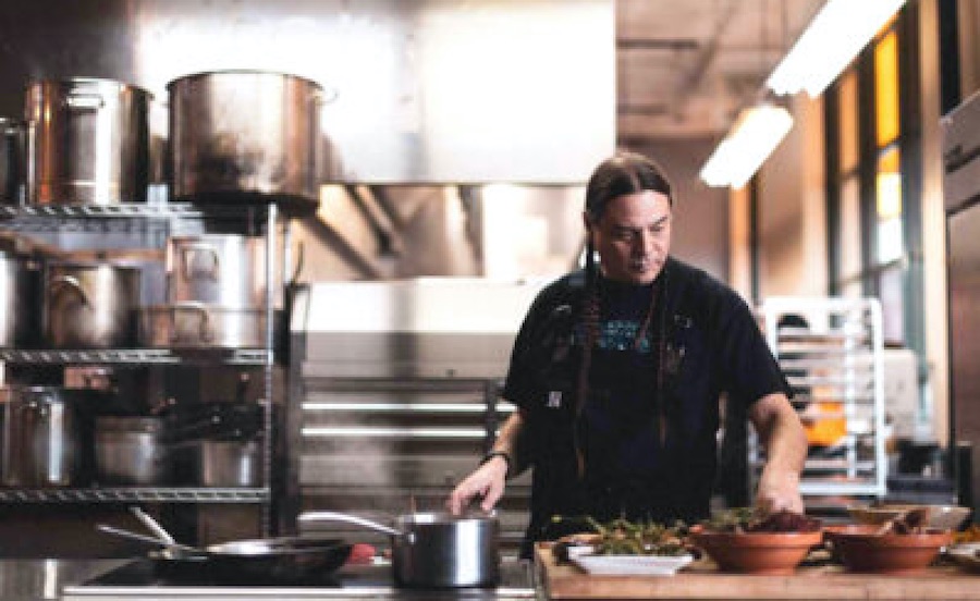 Sean-Sherman-chef-indígena-EEUU Sean Sherman, chef defensor de la gastronomía originaria de los indígenas americanos