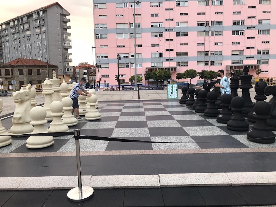 ajedrez-con-piezas-gigantes-en-vigo Ajedrez: Los mejores beneficios para los niños que juegan con asiduidad