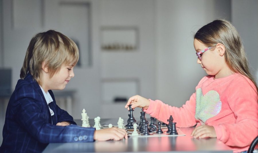 ajedrez-dos-ninos-ante-el-tablero-900x536 Ajedrez: Los mejores beneficios para los niños que juegan con asiduidad