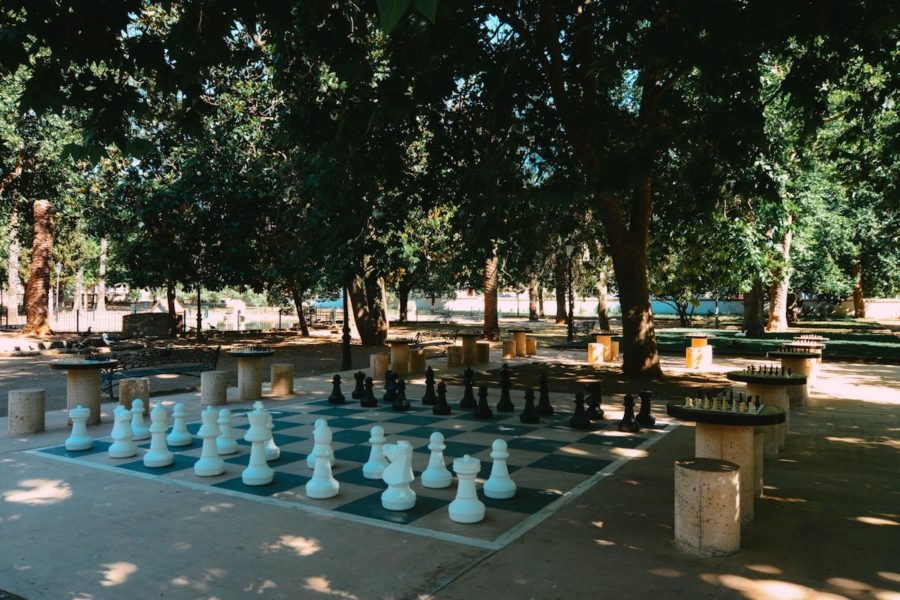 ajedrez-en-el-parque-de-la-paz-de-zafra-900x600 Ajedrez: un estudio científico revela analogías ocultas en las aperturas