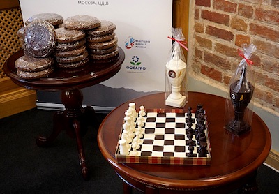 ajedrez-trofeos-chocolate Ajedrez: Inicio del Campeonato Mundial con empate y con chocolate en Moscú