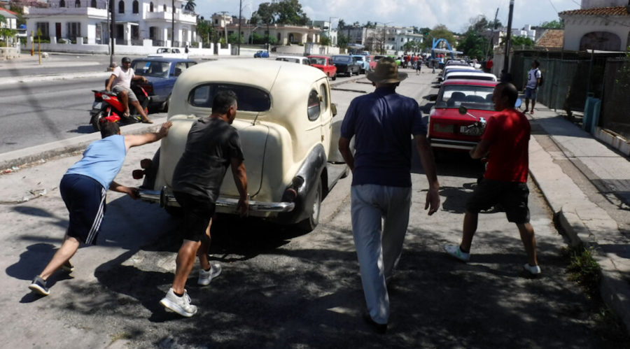 cuba-la-habana-colas-para-combustible-©-jorge-luis-banos-ips-900x499 Cuba: la escasez de diésel y gasolina pide más fuentes renovables  