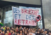 Paris 13ABR2023 pancarta Bizcochos y pensiones, en alusión a la Revolución Francesa, hoy en la Bastilla