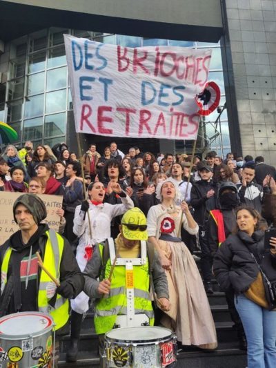 paris-13abr2023-pancartas-brioches-e1681455454558 La Bastilla en París protagoniza de nuevo los deseos de justicia social de los franceses