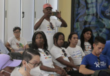 Un activista de la comunidad Lgbtiq+ toma una foto en el encuentro de las redes nacionales de TransCuba © Jorge Luis Baños / IPS
