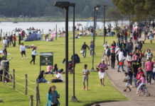 Grupos de familias disfrutan una tarde de paseo en el parque Simón Bolívar de Bogotá. La inversión en espacios verdes e infraestructura sostenible es una de las recomendaciones del Banco Mundial para que las ciudades ayuden a encarar la crisis climática en el planeta. Imagen: BM