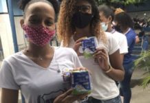 Jóvenes del estado brasileño de Bahía acuden a una campaña de información y entrega de productos de higiene menstrual. La pobreza y la falta de información adecuada sobre este tema afectan a millones de niñas, adolescentes y mujeres adultas. Imagen: Gobierno de Bahía