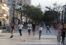 Jóvenes y adolescentes transitan por el Paseo del Prado en La Habana © Jorge Luis Baños / IPS