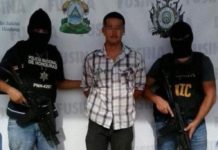 El arrestado, junto a dos policías hondureños © Policía Nacional de Honduras