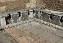 Antiguas letrinas romanas en la ciudad italiana de Ostia