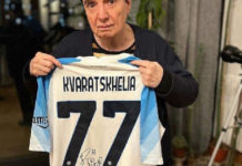 Nona Gaprindashvili con la camiseta 77 del centrocampista georgiano del Nápoles