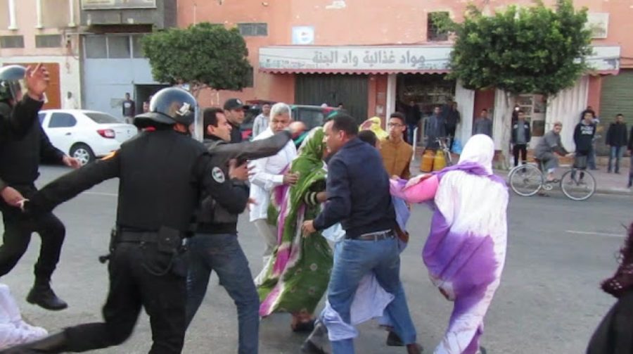 represion-contra-ciudadanos-saharauuis-en-el-aaiun-900x503 Represión contra periodistas saharauis por el régimen marroquí