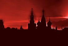 Rusia, Moscú, silueta del Kremlin al anochecer