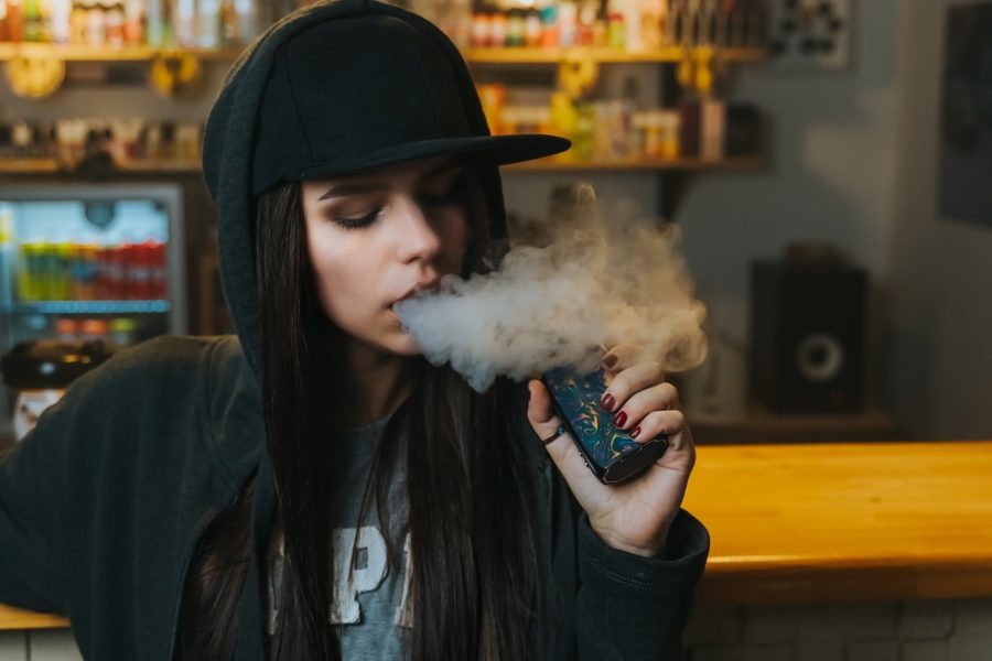 Tabaco-vapeo-mujer-joven-900x600 EEUU: la industria del tabaco promueve el uso de cigarrillos electrónicos y productos de tabaco calentado