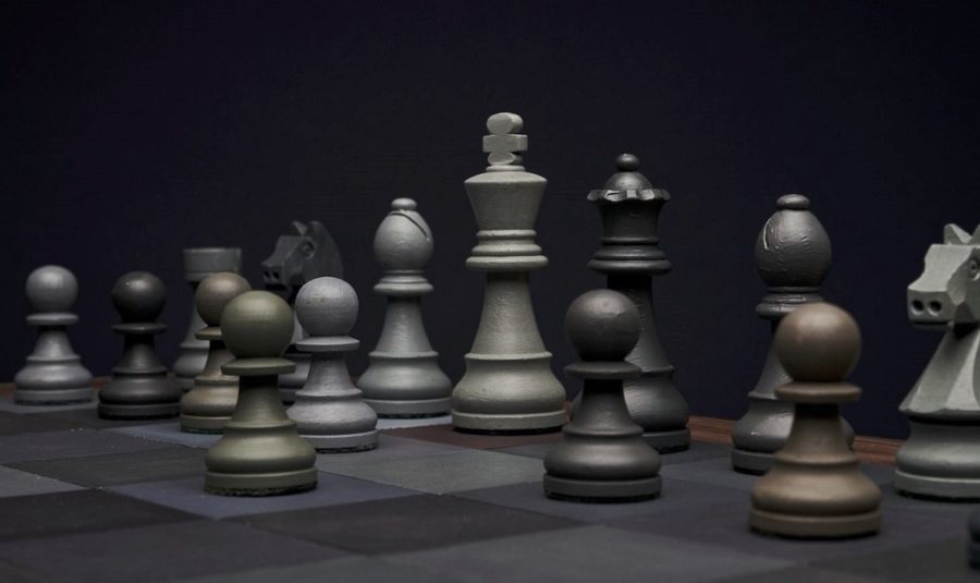 ajedrez-piezas-y-tablero-inspirado-en-el-guernica-900x535 Partidas de ajedrez en el Museo del Novecento de Milán