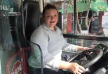 Perla Venegas es una de las 1444 mujeres conductoras de buses en la red de transporte público de superficie en Santiago de Chile, que apunta a la inclusión de género y ofrece estabilidad laboral y flexibilidad de turnos compatibles con la vida familiar. © Orlando Milesi / IPS