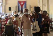 Dos adultas mayores conversan en áreas del Centro de Día del Convento de Belén, en La Habana Vieja, donde se brindan cuidados especializados a personas de la tercera edad © Jorge Luis Baños / IPS