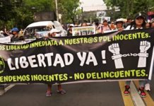 «Libertad Ya», reclaman familiares de personas apresadas en el marco del régimen de excepción en El Salvador, durante una marcha el 1 de mayo 2023 © Edgardo Ayala / IPS