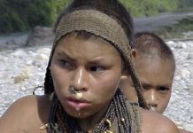 Una mujer y un niño nantis en el sureste de Perú © Survival