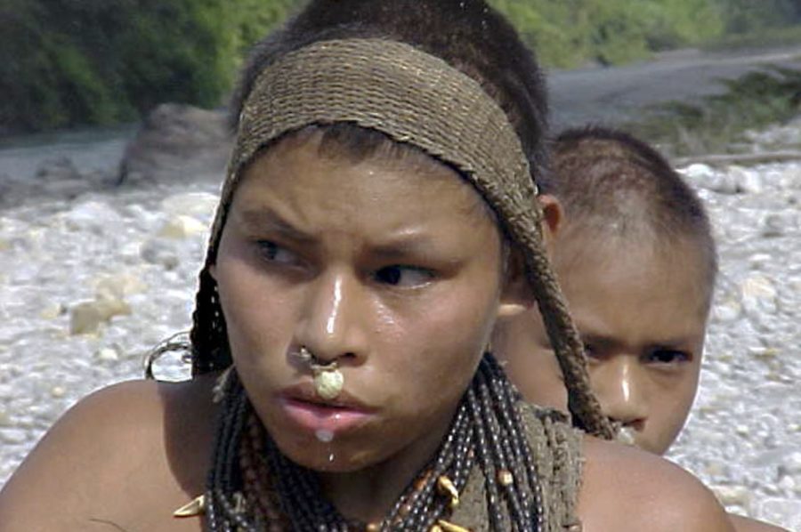 mujer-y-nino-nantis-Peru-©-Survival-900x598 Indígenas brasileños se unen a familiares en Perú para evitar una ley genocida contra pueblos no contactados