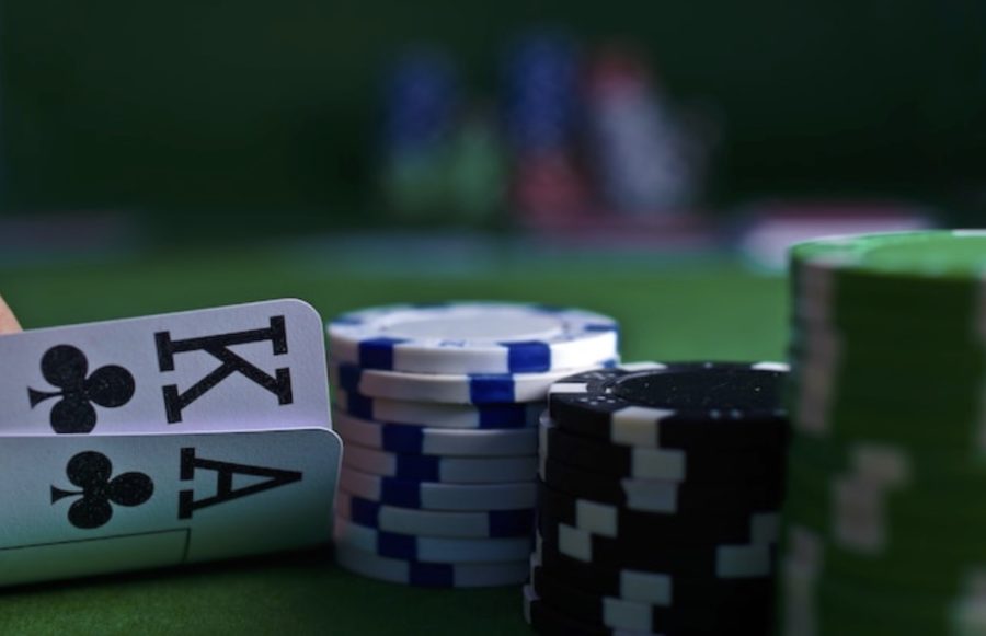 poker-as-y-rey-trebol-negro-900x581 GGpoker: conoce la mejor alternativa para disfrutar y ganar dinero real jugando al póker