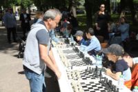 Dvorkovich inicia unas simultáneas en el Día del Ajedrez