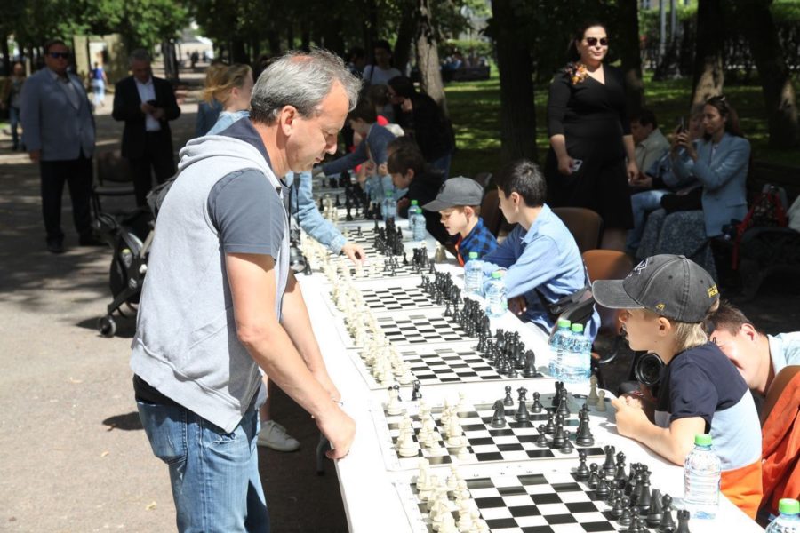 Ajedrez-Dvorkovich-simultaneas-en-el-Dia-del-Ajedrez-900x600 Ajedrez: FIDE, de nuevo en apoyo al Kremlin y Putin