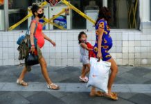 Dos jóvenes embarazadas caminan por el centro de la capital de El Salvador, © Francisco Campos / IPS