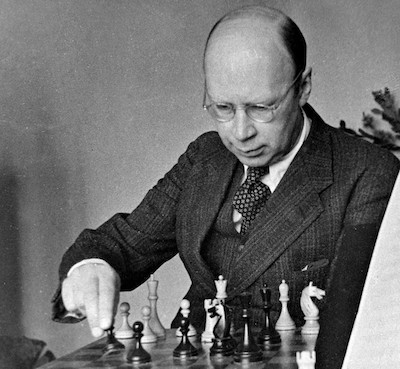 ajedrez-sergei-prokofiev-ante-el-tablero Exposición sobre Ajedrez y Música en el Museo Sergei Prokofiev de Moscú