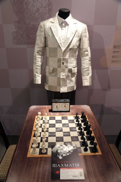 ajedrez-vitrina-de-la-exposicion-‘el-arte-del-juego-ajedrez-es-musica Exposición sobre Ajedrez y Música en el Museo Sergei Prokofiev de Moscú