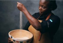 La afamada chef africana Fatmata Binta, durante la presentación de una receta en que usó el fonio, un cereal de la diversa familia del mijo, en el lanzamiento del Desafío Mundial de los Chefs, una iniciativa para cocinar en línea con mijo a fin de promover su consumo. © FAO